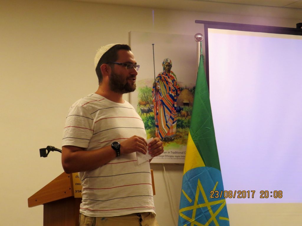 אברהם רבינוביץ מרצה על טיולים באתיופיה