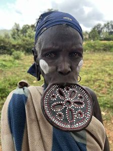 אשת שבט עם צלחת בשפה