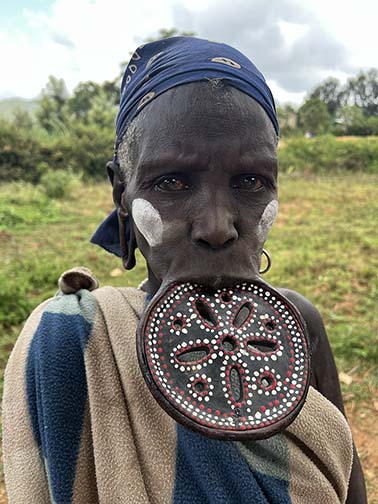 אשת שבט עם צלחת בשפה